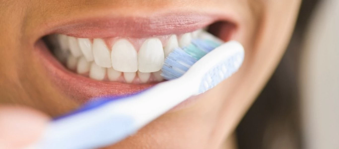 Γιατί μυρίζει το στόμα μας το πρωί όσο καλά και αν πλένουμε τα δόντια μας;